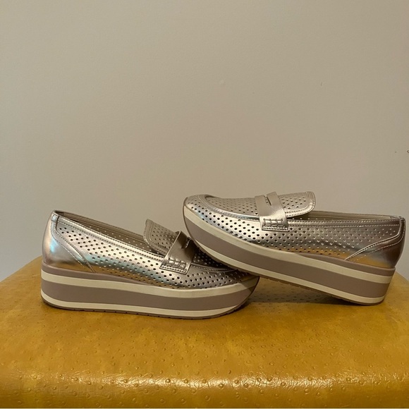 Dolce Vita Janine Slip-On Platform Loafer Sneaker Perforated Softwaves Gold 9.5 - Picture 6 of 10